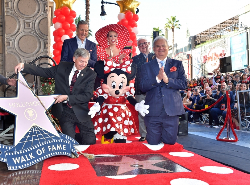 Hier wird der Hollywood-Stern für Minnie Maus enthüllt